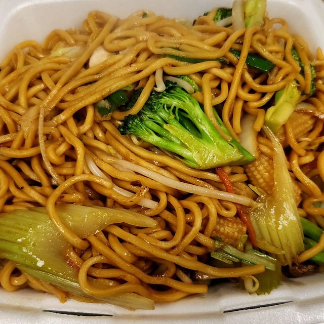 Vegetable Lo Mein (什菜撈面).