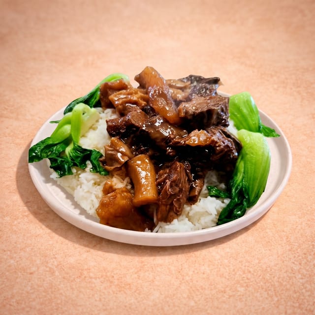 Beef Brisket & Vegetables Over Steamed Rice (時菜牛腩燴飯).