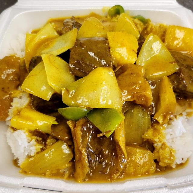 Curry Beef Brisket Over Steamed Rice (咖哩牛腩燴飯).